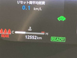 視認性に優れたメーターを採用しており、走行中でも車速や情報が分かりやすく表示されます。運転時の視線移動をむりのない範囲に抑え、快適で安心感のあるドライブをサポートします。