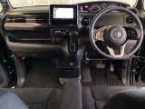 車内は光触媒抗菌消臭施工済です。インパネ周りはスタイリッシュなデザインです。グローブボックスやカップホルダーのほかにトレーなどたくさんの収納スペースが付いています。
