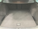 ●すっきりとした見た目のスクエア形状のラゲッジスペースです。また荷物が多い時、急なお買いものの際にもリヤシートを倒していただくことにより十分なスペースを確保できます。