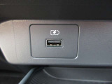 運転席にはType AのUSB電源ソケットが装着されております。移動中にスマホやタブレットの充電に便利です☆