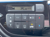 【オートエアコン】一度お好みの温度に設定すれば、車内の温度を検知し風量や温度を自動で調整。暑い&hellip;寒い&hellip;と何度もスイッチ操作をする必要はありません。快適な車内空間には必須の機能ですね♪