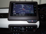 運転席からも手が届きやすく、操作しやすい空調コントロールパネル。オートエアコンなので操作の煩わしさが無くオールシーズン快適にドライブできます。快適空間で運転に集中できますね。