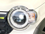 【LEDヘッドライト】悪天候や夜間走行時も良好な視界を確保し安心して運転できる高輝度LEDヘッドライトを装備!点灯速度が早く、消費電力も抑えられています。