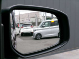 ブラインドスポットモニターがついているので車線変更も安心です!