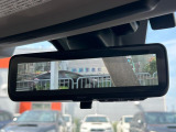 【スマートリヤビューミラー】後席の大きな荷物や同乗者で後方が確認しづらい時でも安心!カメラが撮影した車両後方の映像をルームミラー内に表示。クリアな視界で状況の確認が可能です!