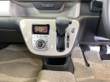 足元スッキリ、インパネシフトです。パーキングブレーキはフットブレーキタイプなので、運転席と助手席の間がスッキリしています。