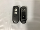 スマートキーを装備しています。鍵を差し込むことなくドアロックの開け閉めと、スタートボタン操作でのエンジンスタートができます。スペアキーも同じものを用意しております。