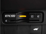 ◆ETC2.0◆進化したドライブ体験。料金収受システムだけだったETCが生まれ変わって、高速道路を賢く使うETC2.0に進化しました。多彩な情報サービスが便利で快適なドライブ体験を提供します。