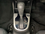 CVT車のセレクトレバーです。低速から高速まで、変速ショックのないスムーズな走りを実現するとともに、エンジン効率のよい領域を維持することで燃費にも貢献します。