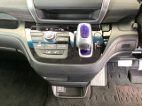足元スッキリ、インパネシフトです。パーキングブレーキはフットブレーキタイプなので、運転席と助手席の間がスッキリしています。
