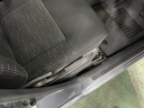 痛みの出やすい運転席シートの角、フロアマット、座面、ともに良好です