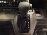 CVT車のセレクトレバーです。低速から高速まで、変速ショックのないスムーズな走りと、エンジン効率のよい領域を維持して燃費にも貢献します。サイドブレーキはスイッチ操作の電子制御パーキングブレーキです。