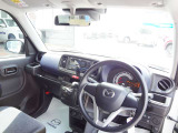 前方視界が広く、交差点や駐車場でも周囲を確認しやすい設計です。