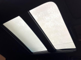 【大型サンルーフ】車内の解放感が一気に上がる大型のパノラマルーフ!季節を問わず開放的で快適なドライブをお楽しみいただけます。流通量も少なく希少価値の高い人気の装備です♪