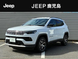 流麗かつダイナミックなボディの中に、ジープのDNAを受け継いだ証しとなる、7スロットグリルと台形ホイールアーチ。