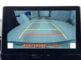 こちらのバックカメラは画面にラインが表示されておりますので、バック時のクルマの進行方向の目安になります。より高いレベルで車庫入れをサポートする、便利な機能ですね。