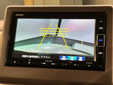 リバースギアに入れるだけで後方の表示へ切り替わります。夜間や雨の日の駐車も楽になりますよ。
