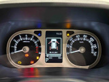 様々な車両情報を表示できるTFTマルチインフォメーションディスプレイを中央に配した視認性の高い大型2眼メーターです