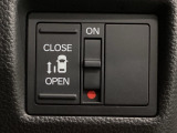 【片側パワースライドドア】片側がパワースライドドアになっており、運転席のスイッチやスマートキーでも開閉が可能です!開口部も広いので乗り降りも楽々♪