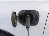 専用コードを接続するだけで簡単に充電が行えます。プラグインハイブリッドモデルは、走行中の充電のほか、自宅などに設置された充電機器からの充電が可能です。