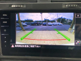 ギアをリバースに入れると車両後方の映像を映し出します。画面にはガイドラインが表示され、車庫入れや縦列駐車などの際に安全確認をサポートします。