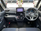 運転席からの視界が広く、隅々まではっきり見渡せます☆小物入れも多くスッキリした運転席廻り