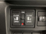 【両側パワースライドドア】両側がパワースライドドアになっており、運転席のスイッチやスマートキーでも開閉が可能です!開口部も広いので乗り降りも楽々♪