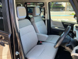 運転席シートは高さも調整出来、体型に関係なく運転し易いポジションに出来ます。