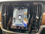 【360&deg;ビューカメラ】4台の高解像度カメラで360度の鳥瞰図を表示。隣の車や壁、死角にある障害物などを画面で確認できるため、狭いスペースでの駐車・出入りも安心です。