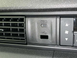 充電用USB端子付き。スマートフォンなどの充電に便利です。