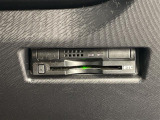 【ETC】有料道路を利用する際に料金所で停止することなく通過できる、ETC車載器(ノンストップ自動料金収受システム機器)が装備されています。セットアップを行うことで利用可能になります。