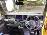 ご覧のように、視界が広く運転しやすいように設計されています。また、フルオートエアコンで快適です。