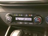 【オートエアコン】一度お好みの温度に設定すれば、車内の温度を検知し風量や温度を自動で調整。暑い&hellip;寒い&hellip;と何度もスイッチ操作をする必要はありません。快適な車内空間には必須の機能ですね♪