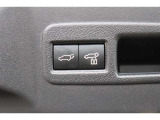 ドアが閉まった時にそのまま施錠もしてくれる予約ロック機能付きのパワーバックドア。荷物で手が塞がっている時に便利な機能です♪