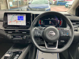使いやすく安全な操作性と良好な視界を実現した運転席!