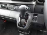 インパネシフトだから視線の移動も少なく足元もスッキリ。運転席もゆったりしているのでゆとりを持ってドライブできますね。
