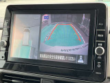 アラウンドモニター、上空から見下ろしているかのような映像をディスプレイに映し出し、スムースな駐車をサポートします。さらに、人や自転車など周囲に動くものがいる場合には、表示とブザーで注意を促します。