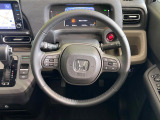 インテリアに合わせたデザインのステアリングは、運転される方のことも考え、運転しやすい形状、大きさです。是非一度、実際に触ってお確かめください。