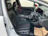運転席まわりです。実際に座ってみて、乗り心地を体験してみてください。