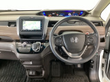【ハンドル】運転にかかわる様々な操作を安全に行えるように視点移動が少なく操作性に配慮されたスイッチ類が凝縮されたコックピットです。