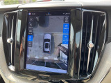 【360&deg;ビューカメラ】4台の高解像度カメラで360度の鳥瞰図を表示。隣の車や壁、死角にある障害物などを画面で確認できるため、狭いスペースでの駐車・出入りも安心です。