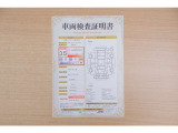 【車両検査証明書】店頭にて、クルマの状態が一目で分かる査証明書を公開中。トヨタ認定検査員が厳しく検査し、状態を点数と図解で表示しています。修復歴はもちろん、傷やヘコミの箇所や程度がご確認いただけます。