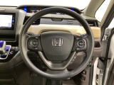 ハンドルにHondaセンシング系のクルーズコントロールやレーンキープアシストなどのスイッチと、オーディオの操作スイッチが装備されています。ハンドルから手を離さず安全に操作できます。