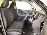フロントシートはベンチシートです。ベンチシ―トは運転席と助手席の移動もスムーズ!狭い駐車場での乗り降りに便利です。シートの間にコンソールボックスやドリンクホルダーがないため、車内空間も広く感じます