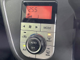 【オートエアコン】一度お好みの温度に設定すれば、車内の温度を検知し風量や温度を自動で調整。暑い&hellip;寒い&hellip;と何度もスイッチ操作をする必要はありません。快適な車内空間には必須の機能ですね♪