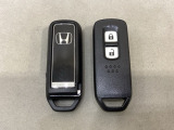 スマートキーを装備しています。鍵を差し込むことなくドアロックの開け閉めと、スタートボタン操作でのエンジンスタートができます。スペアキーも同じものを用意しております。
