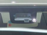 【衝突軽減装置】走行中に前方の車両等を認識し、衝突しそうな時は警報とブレーキで衝突回避と被害軽減をアシスト。より安全にドライブをお楽しみいただけます。