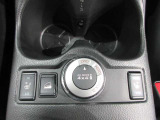 2WD・4WD切替スイッチと、滑りやすい路面を下る時に、速度をコントロールするスイッチです。ヒ-タ-シ-トも付いています。
