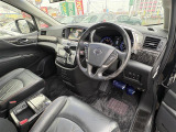 【運転席】座り心地が良いシートなので長時間の運転でも快適にお過ごしいただけます。新品のフロアマットのご注文も可能です。掲載箇所以外にご希望の写真がございましたらお気軽にお問い合わせ下さい。
