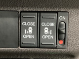 【両側パワースライドドア】両側がパワースライドドアになっており、運転席のスイッチやスマートキーでも開閉が可能です!開口部も広いので乗り降りも楽々♪